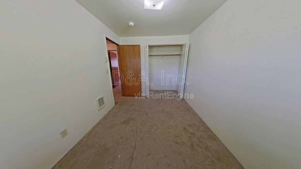 108 Ne Conifer Blvd #3 - Photo 5 of 12