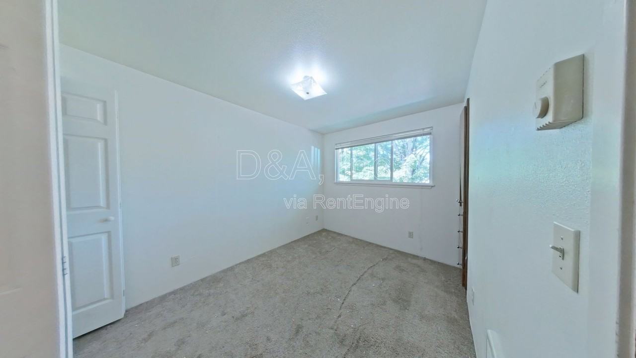 108 Ne Conifer Blvd #3 - Photo 6 of 12