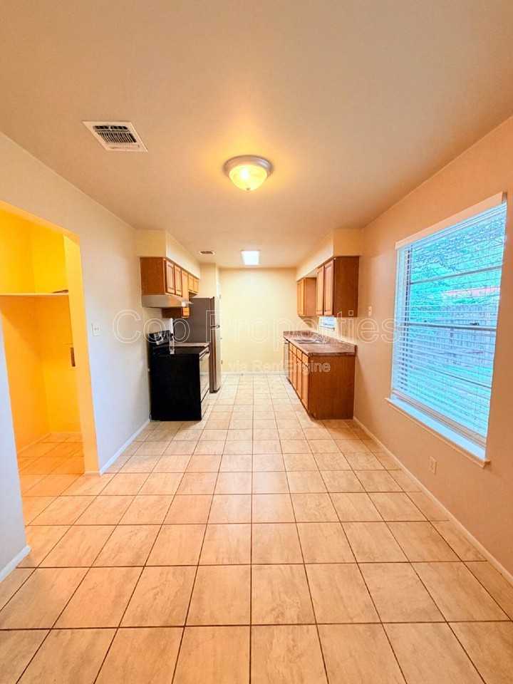 9319 Cliff Point Dr - Photo 7 of 21