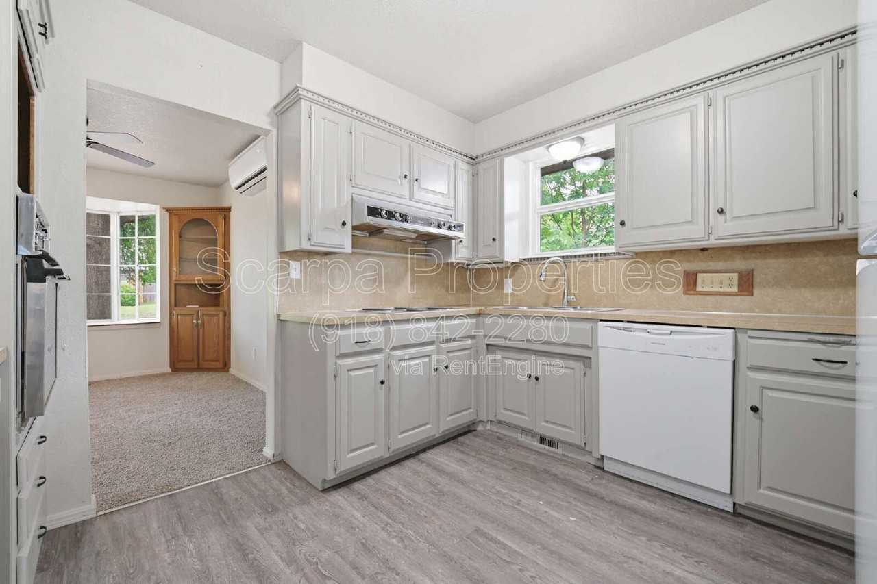 1109 S Ellison Ave - Photo 7 of 17