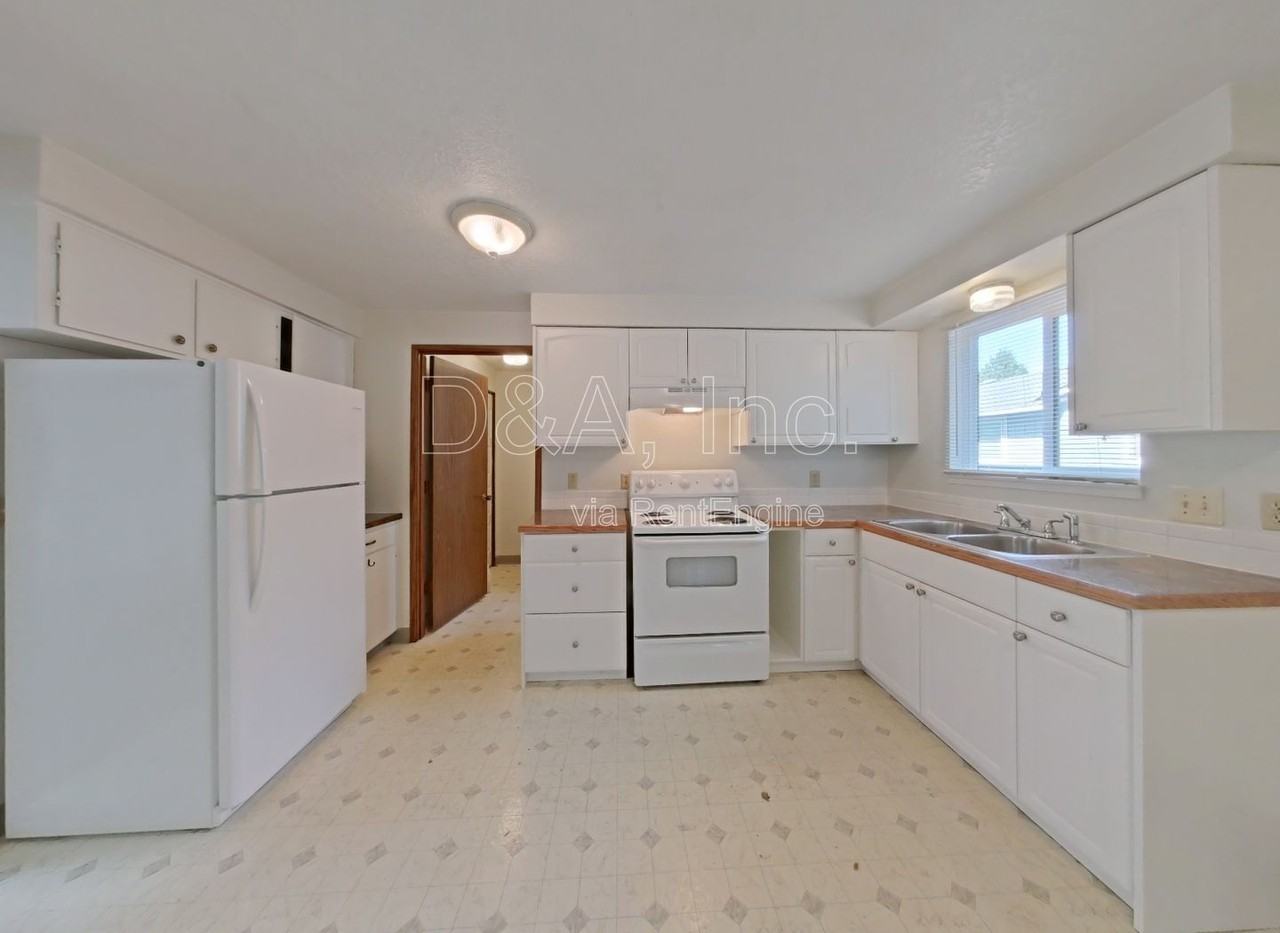 1692 Del Rio Ave Se - Photo 4 of 14