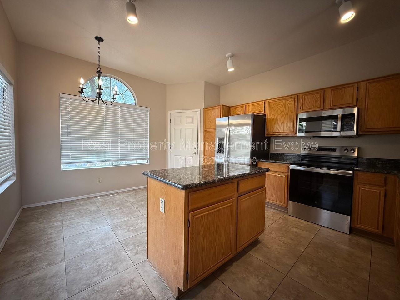 6814 W Louise Dr - Photo 5 of 26