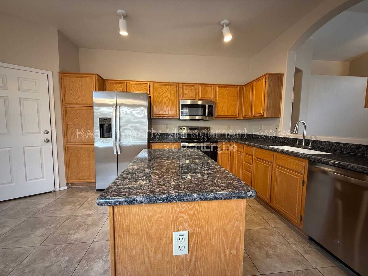 6814 W Louise Dr - Photo 6 of 26