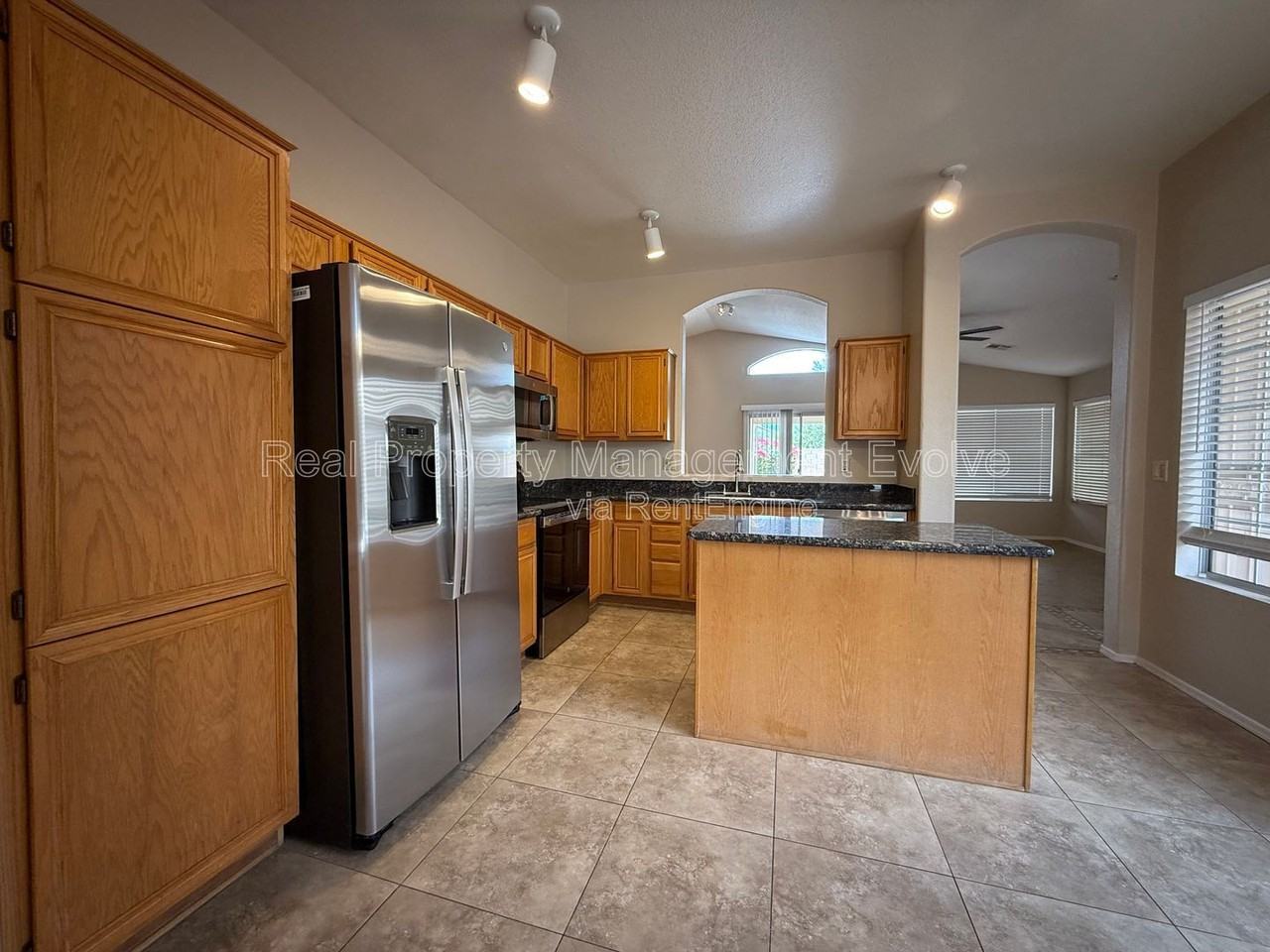 6814 W Louise Dr - Photo 7 of 26