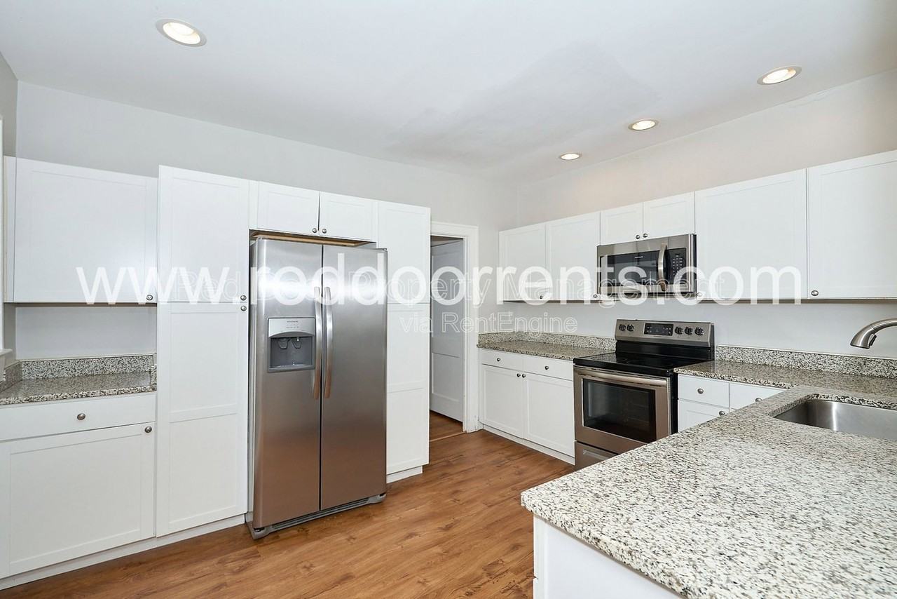 4704 N College Ave - Photo 4 of 28