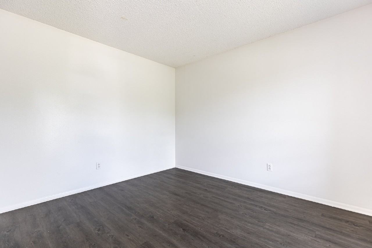 4910 Tennyson Dr - Photo 4 of 31