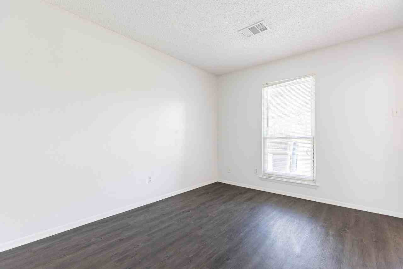 4910 Tennyson Dr - Photo 5 of 31