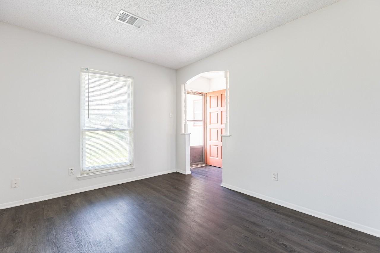 4910 Tennyson Dr - Photo 6 of 31
