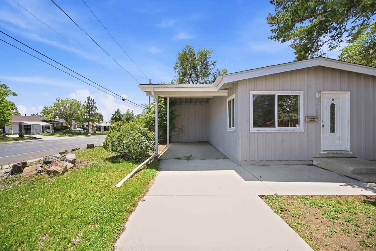 2400 Valley View Dr - Photo 2 of 31