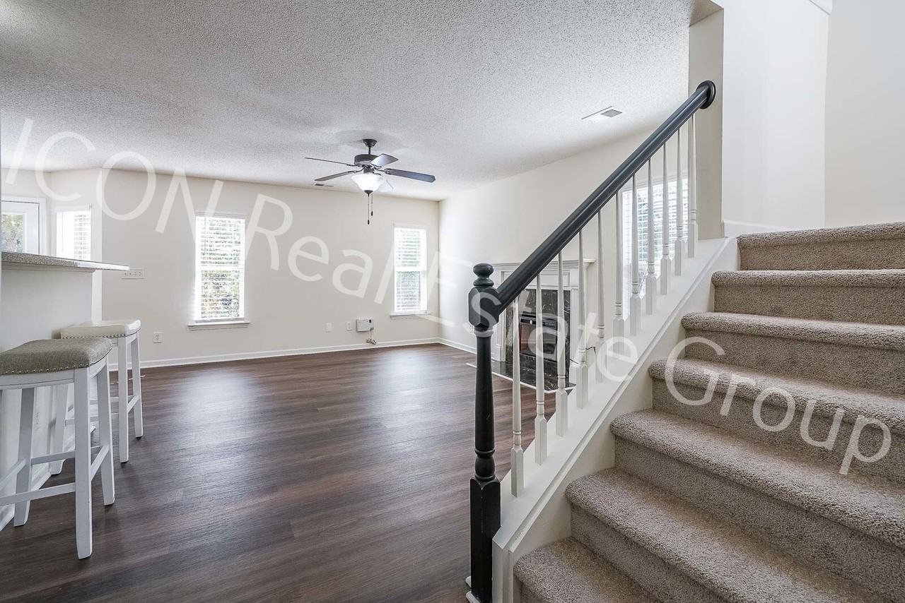 467 Colonial Walk - Photo 5 of 30