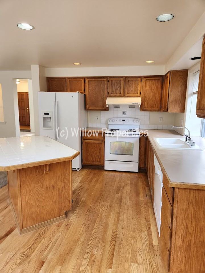 8401 62nd St W - Photo 4 of 11