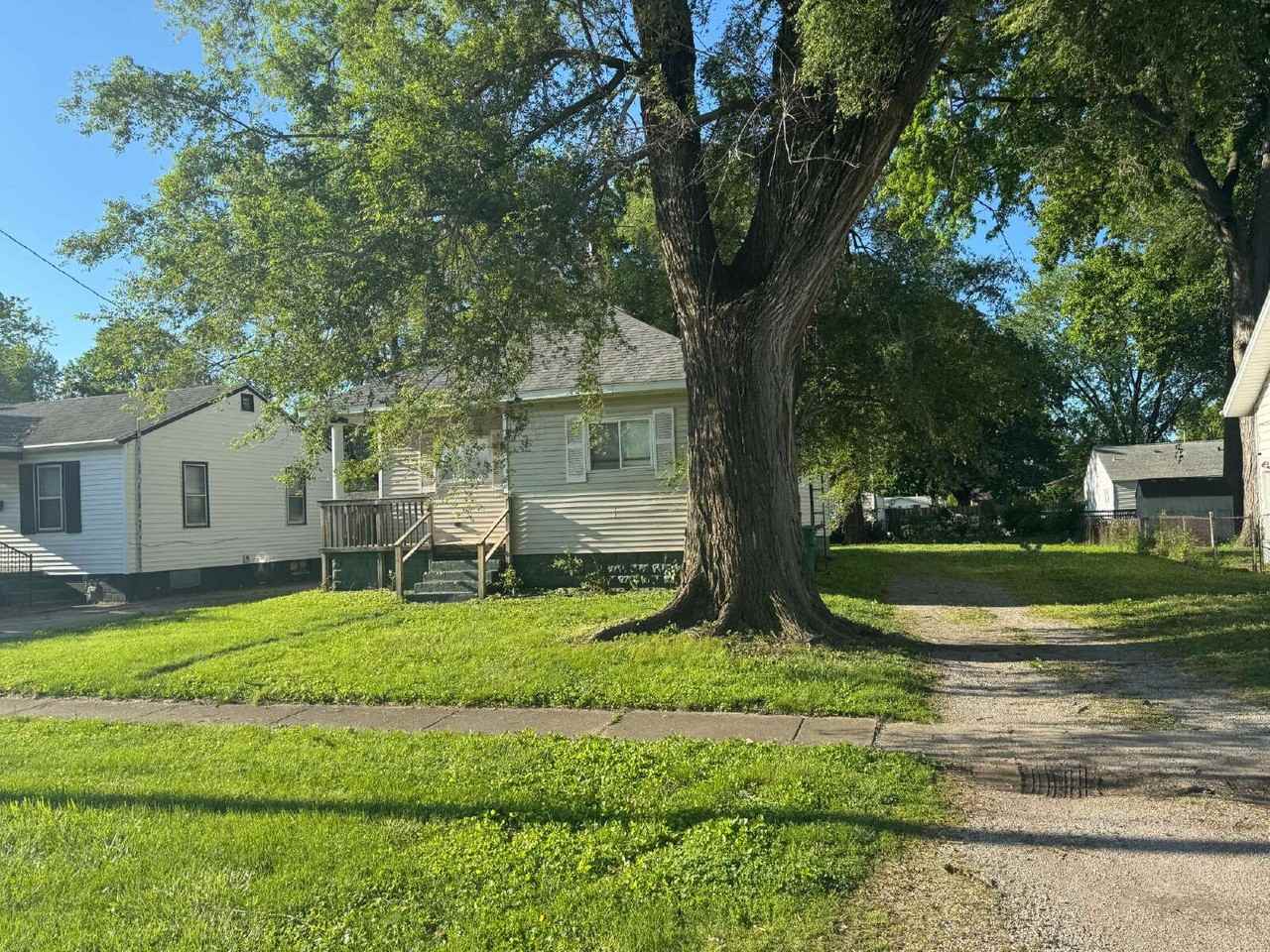 2160 E Reservoir St - Photo 2 of 15