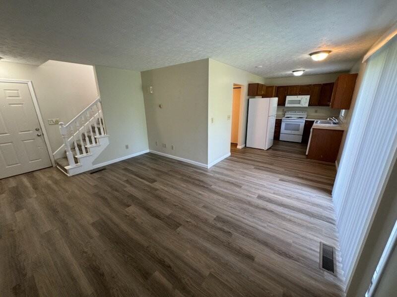 1580 Cheshire Rd - Photo 3 of 11