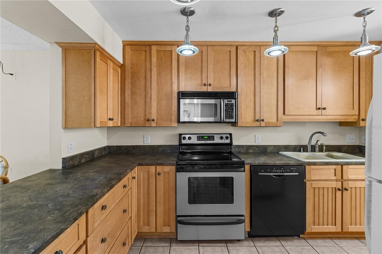 2851 Sw 32nd Ave - Photo 7 of 27