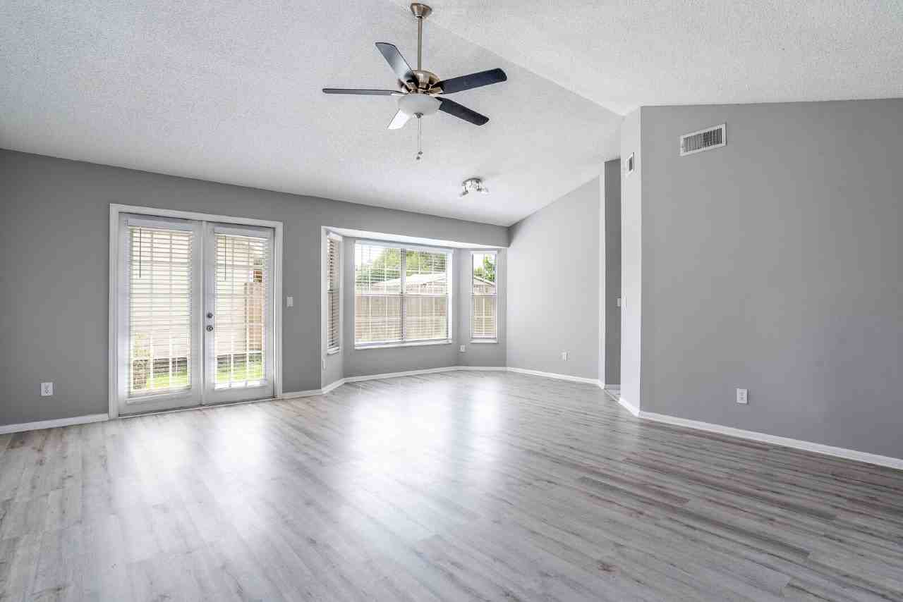 110 Riverraft Ct - Photo 3 of 35