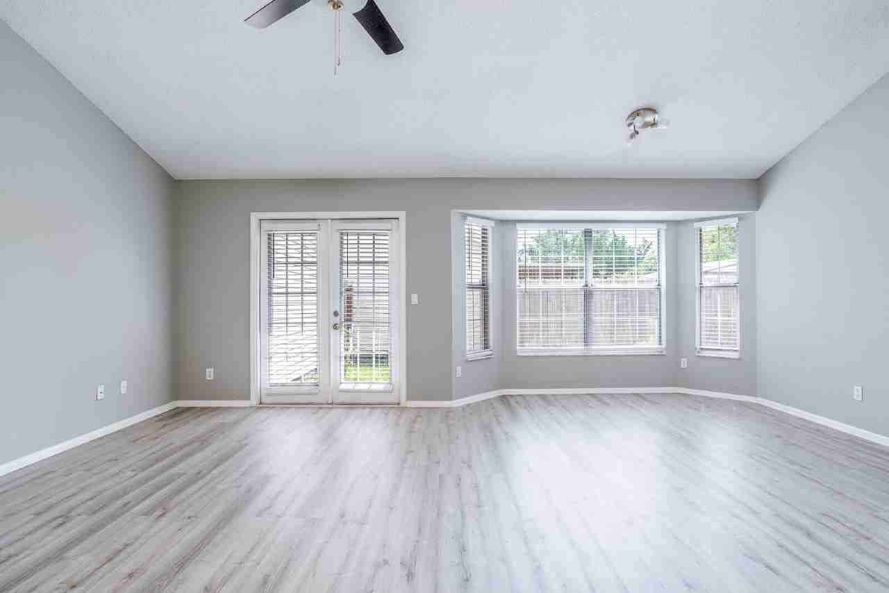110 Riverraft Ct - Photo 4 of 35