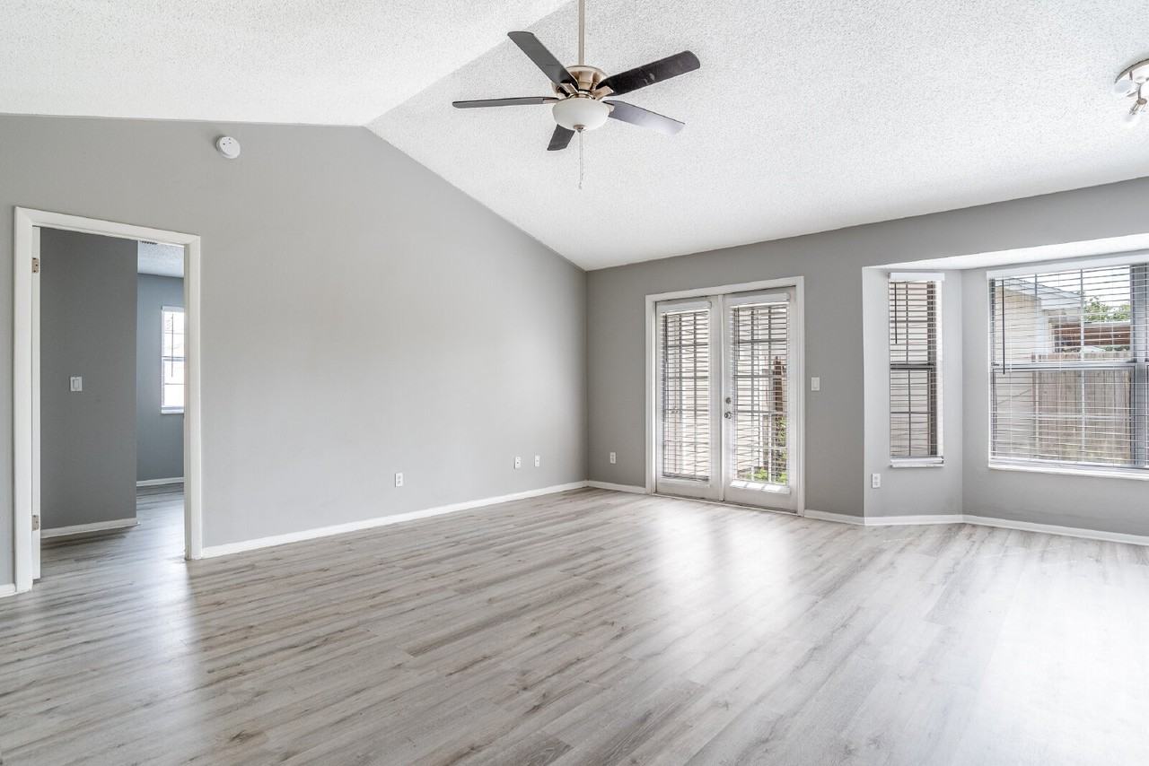 110 Riverraft Ct - Photo 5 of 35