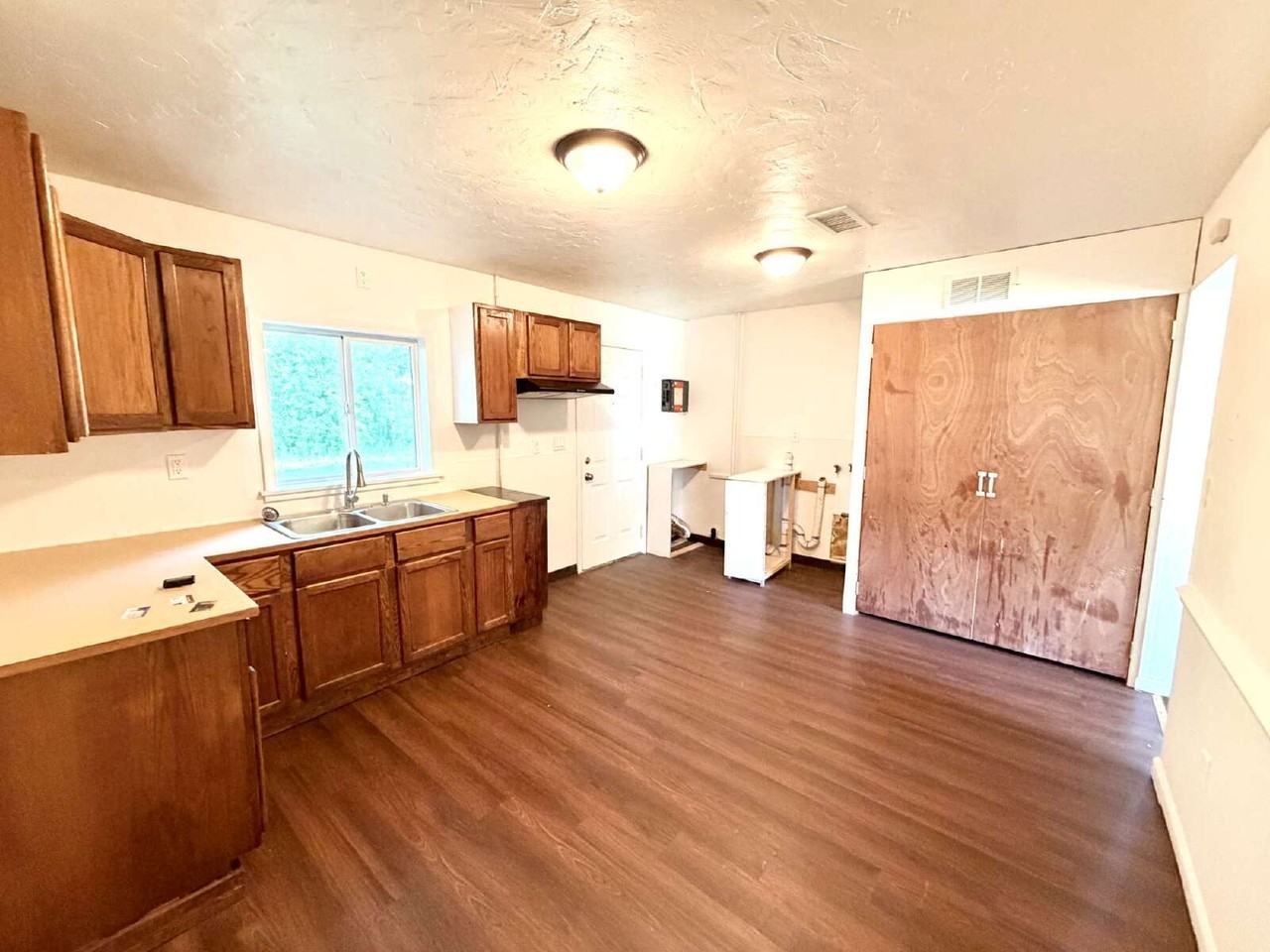 523 S 28th St - Photo 4 of 14