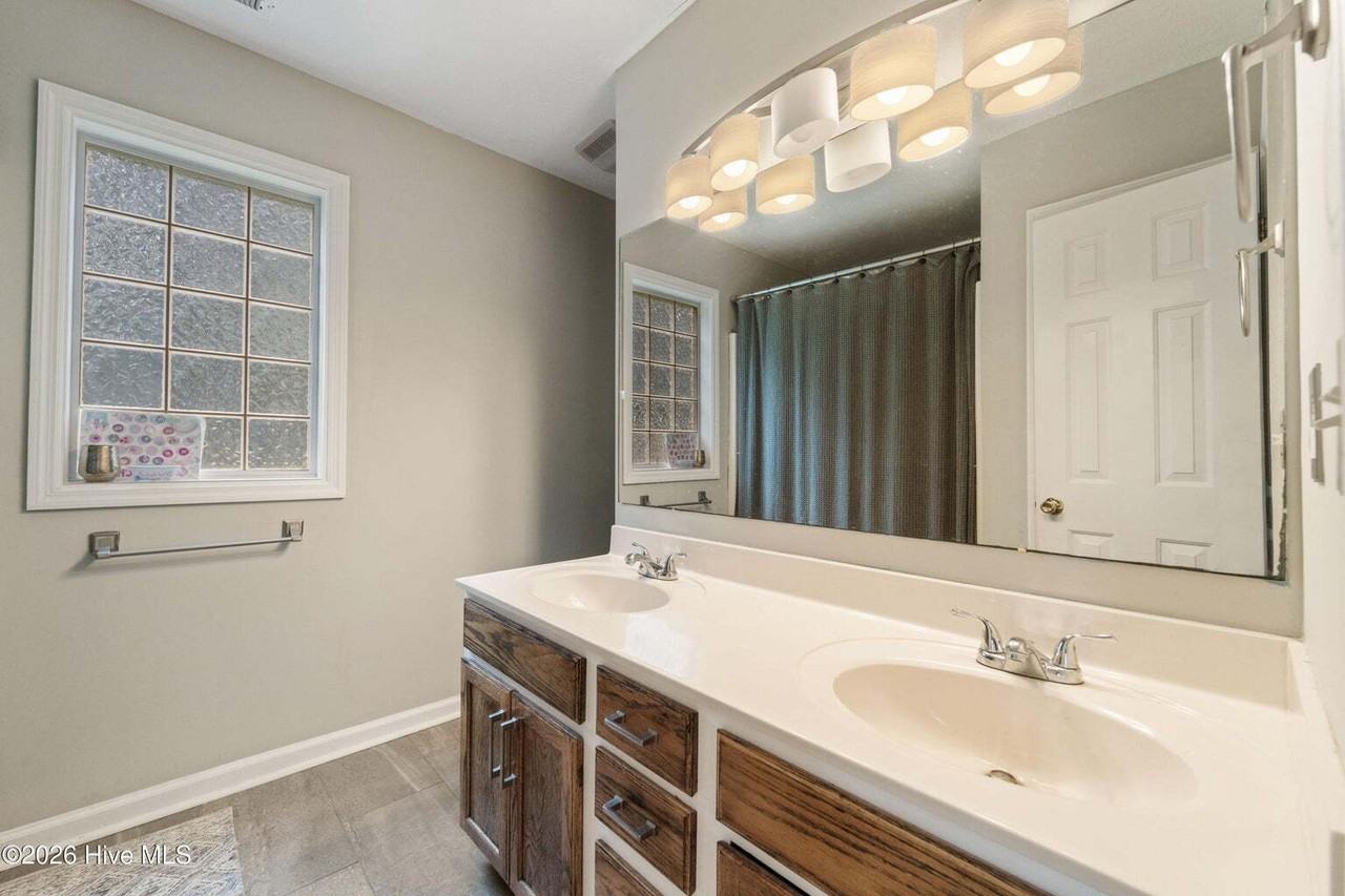 183 Bridlewood Dr - Photo 4 of 15