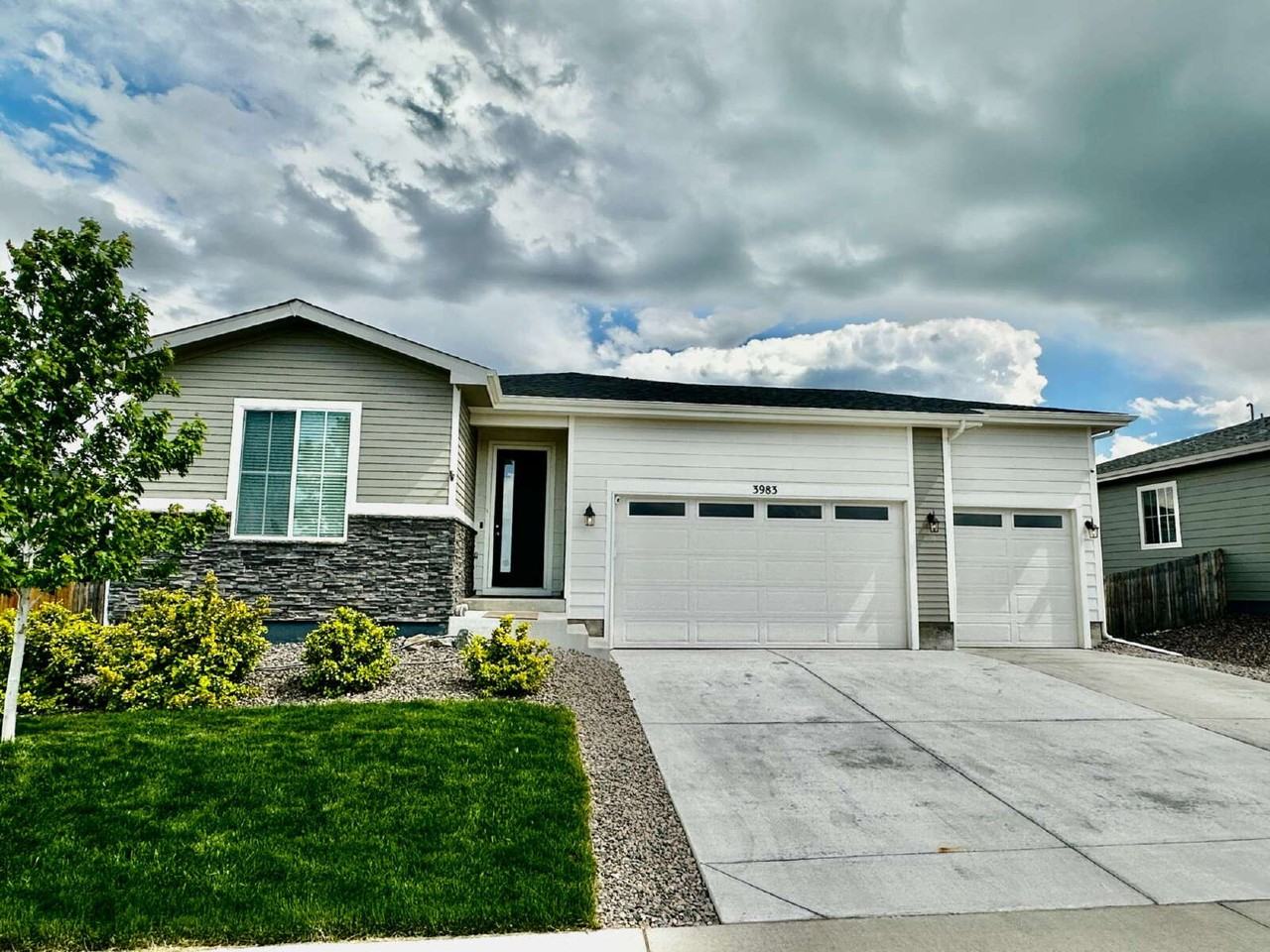3983 Castle Vista Dr - Photo 2 of 41