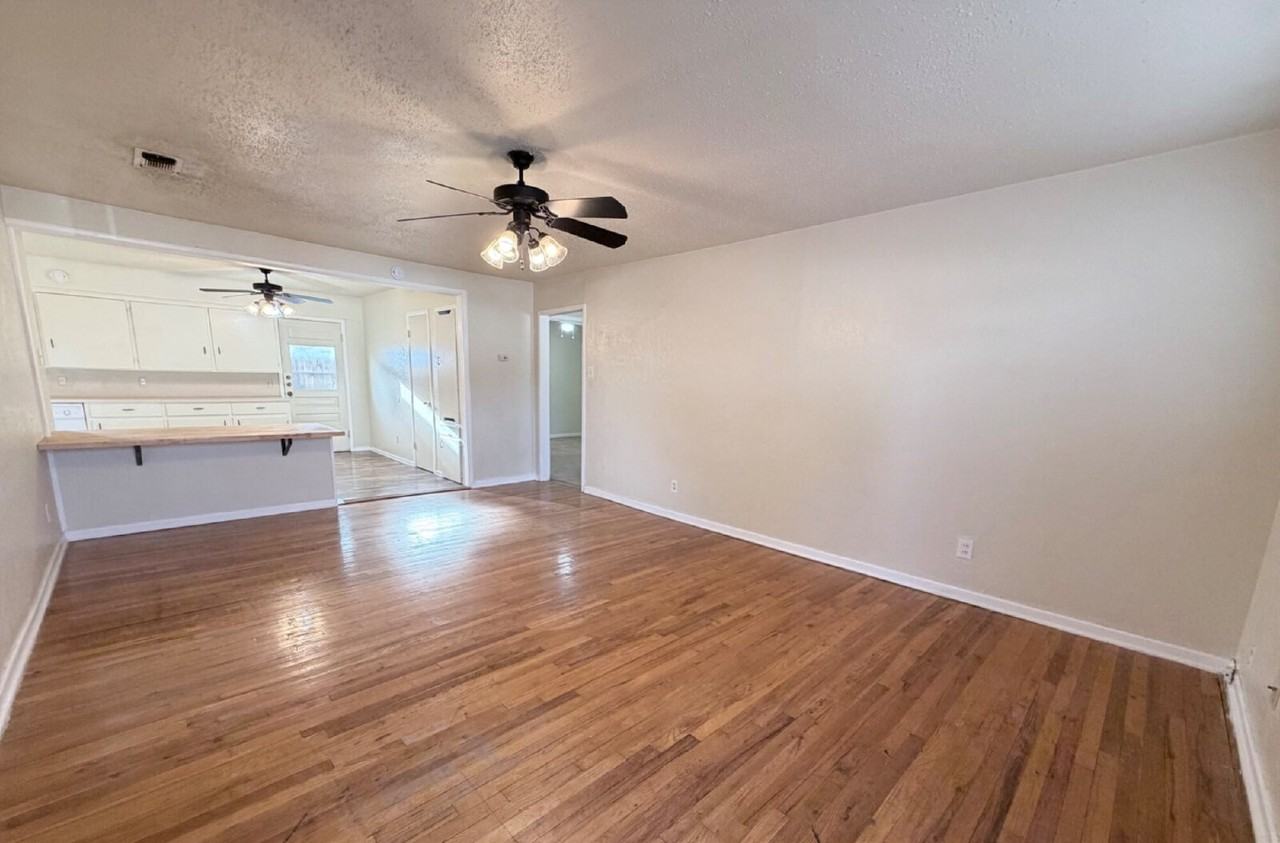 2113 S Loop 289 #B - Photo 4 of 15