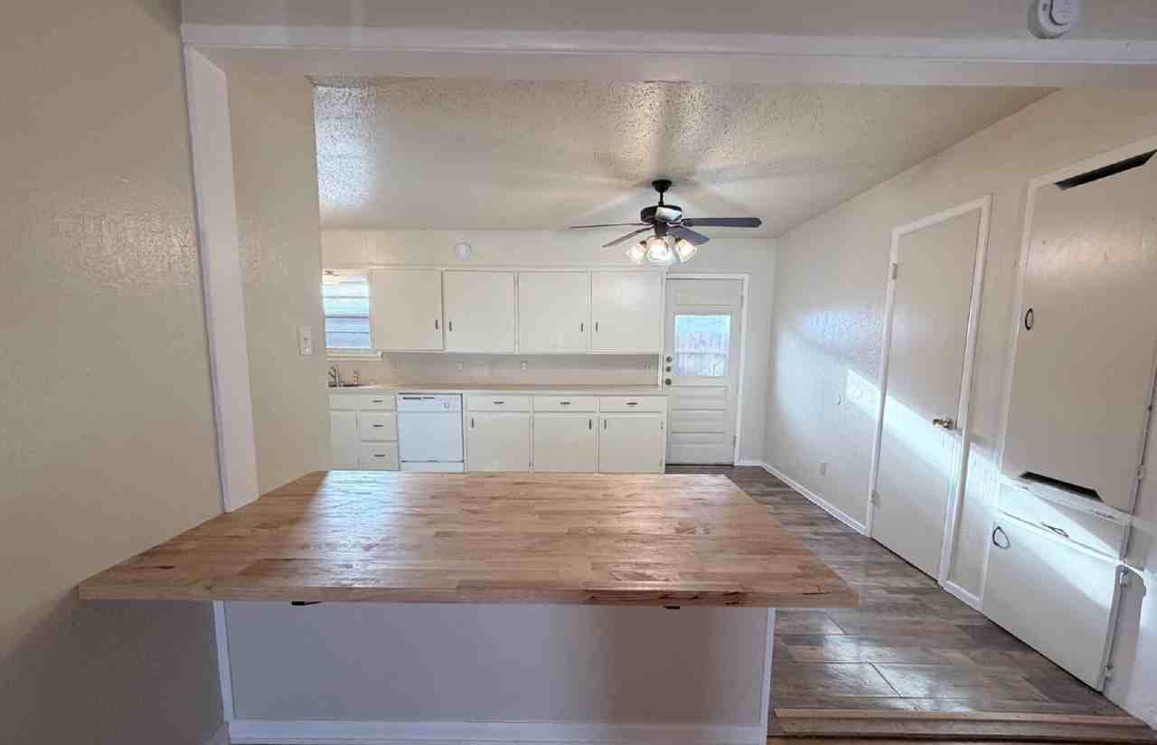 2113 S Loop 289 #B - Photo 5 of 15