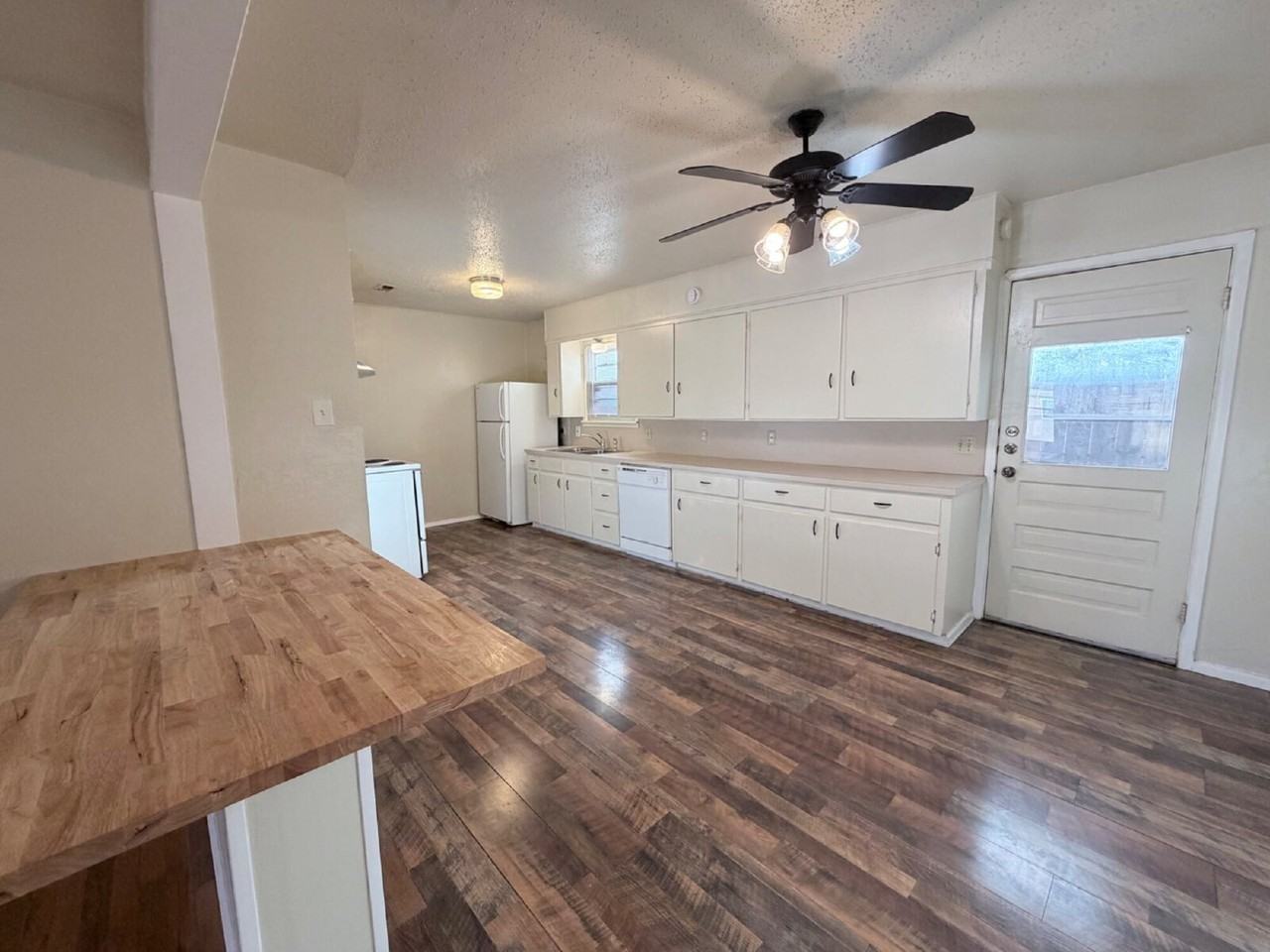 2113 S Loop 289 #B - Photo 6 of 15