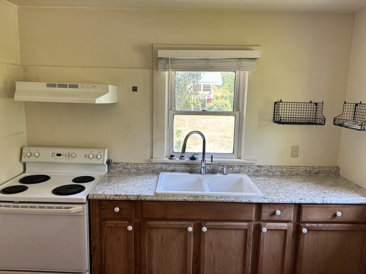 323 W Allen St - Photo 2 of 12