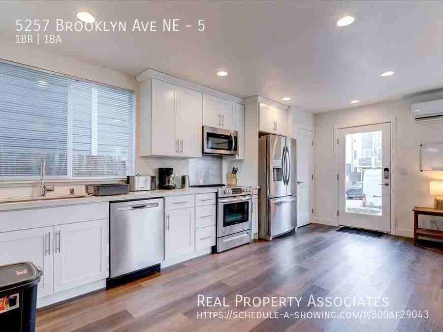 5257 Brooklyn Ave Ne #5 - Photo 5 of 17