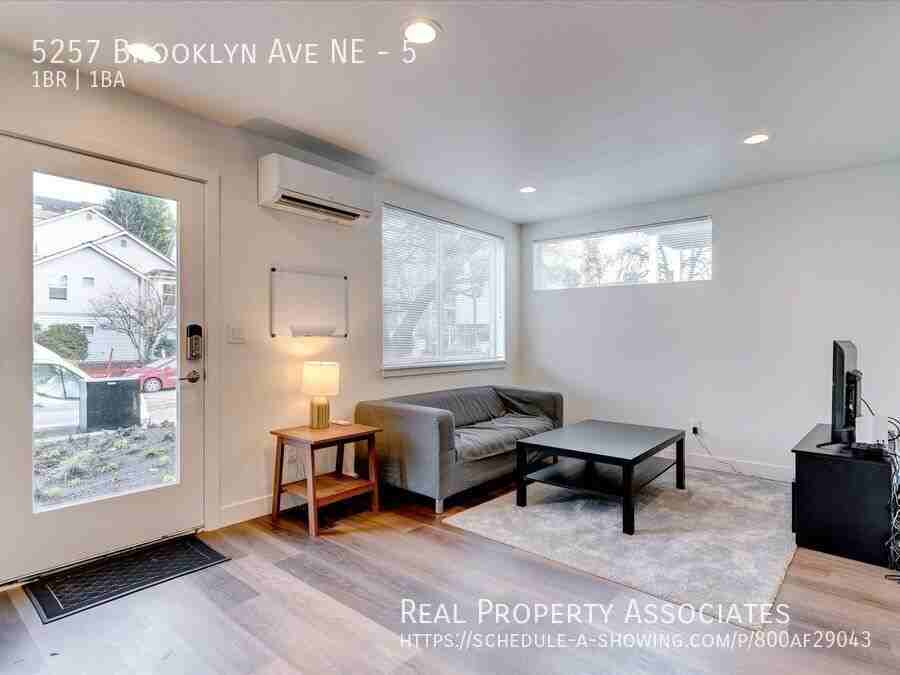 5257 Brooklyn Ave Ne #5 - Photo 6 of 17