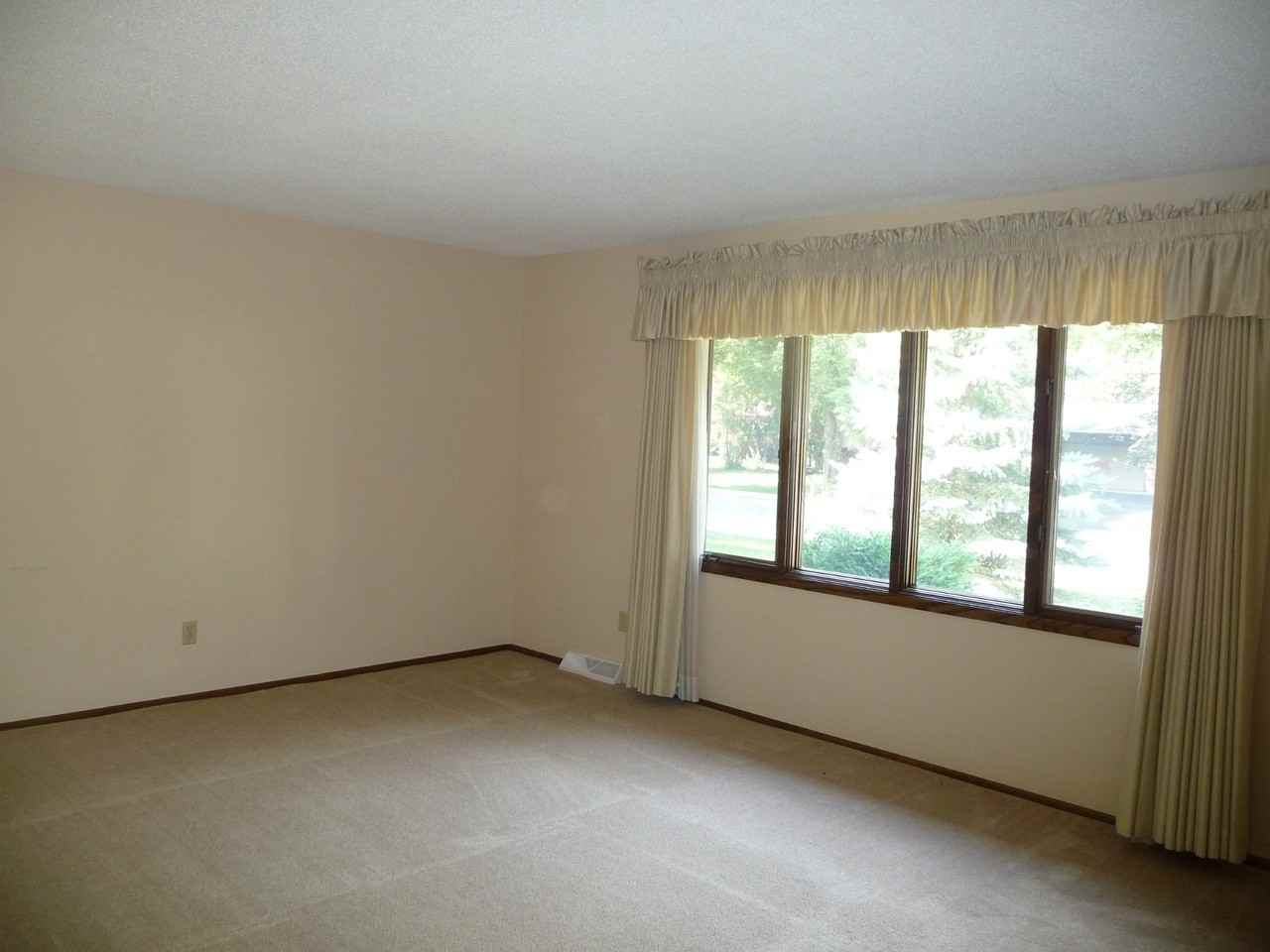 1047 Tyler St S - Photo 3 of 16