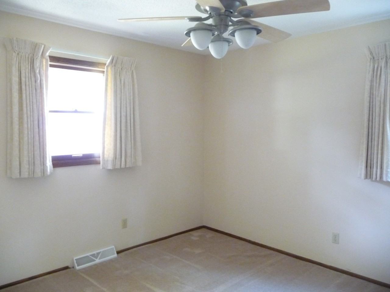 1047 Tyler St S - Photo 6 of 16