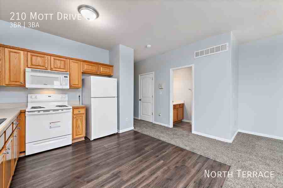 210 Mott Dr - Photo 4 of 23