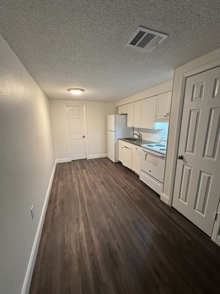 919 34th Ave W #B - Photo 2 of 10