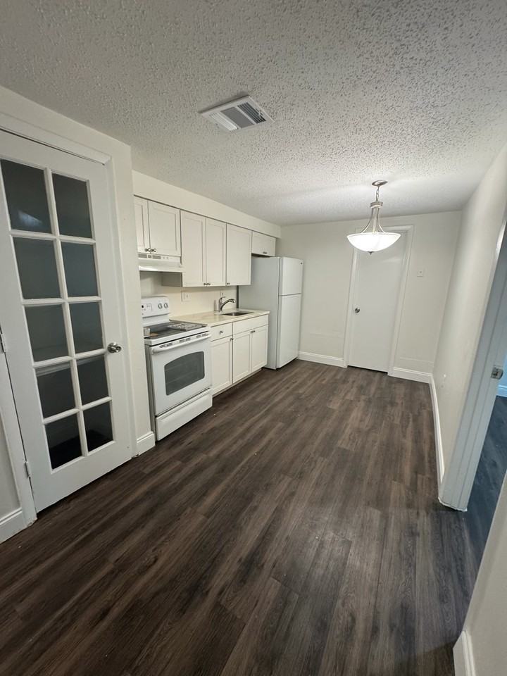 919 34th Ave W #B - Photo 3 of 10