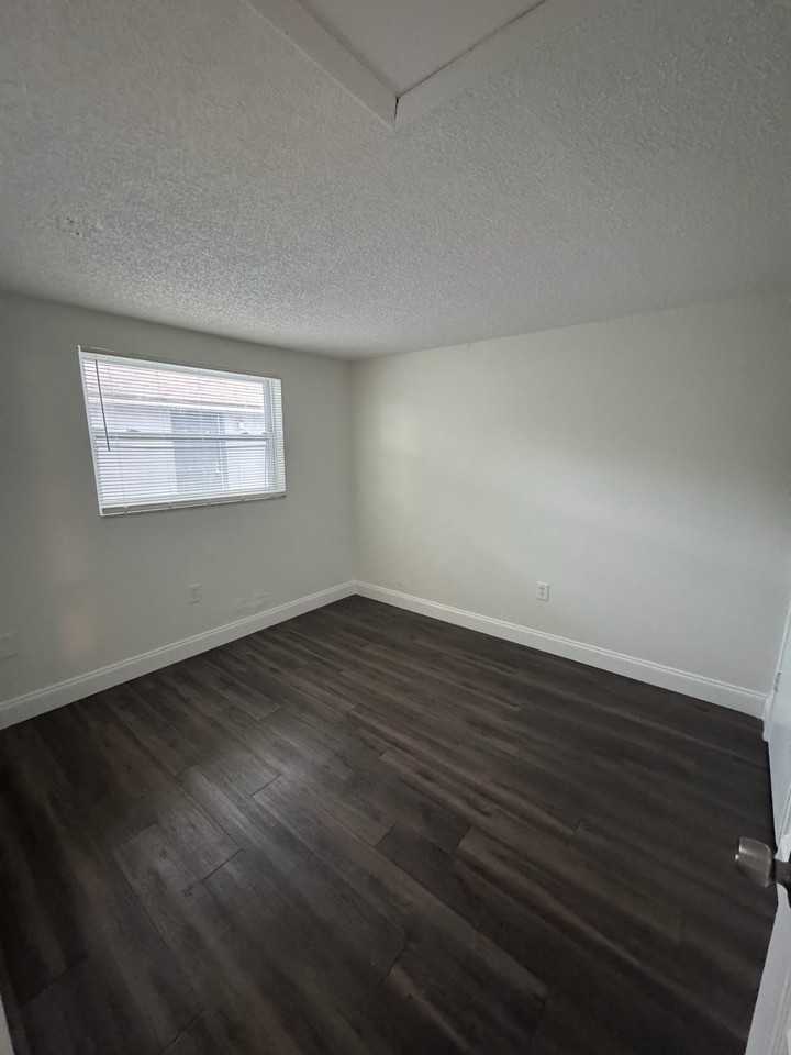 919 34th Ave W #B - Photo 4 of 10
