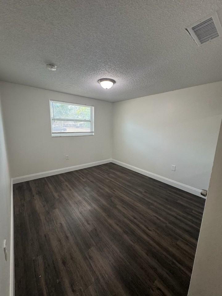 919 34th Ave W #B - Photo 5 of 10