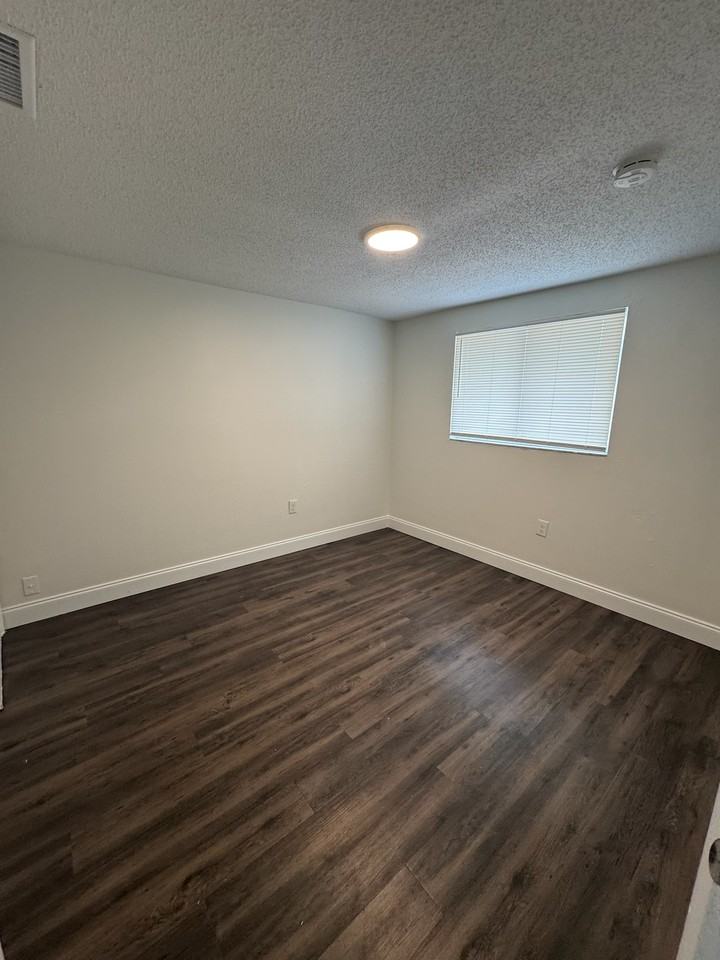 919 34th Ave W #B - Photo 6 of 10
