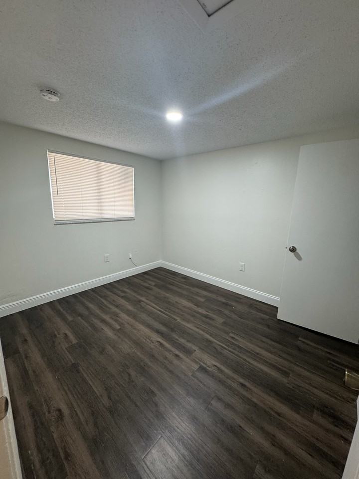 919 34th Ave W #B - Photo 7 of 10