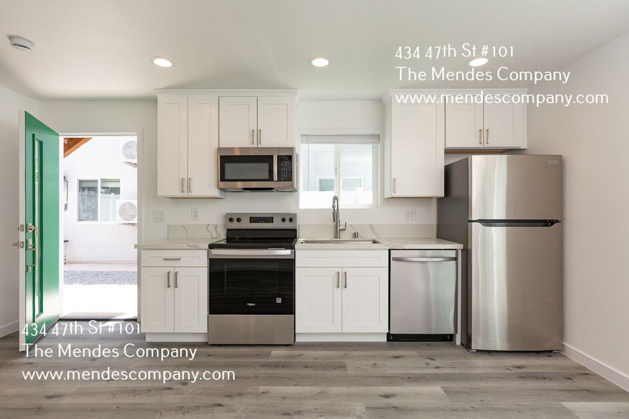 434 47th St #101 - Photo 3 of 10