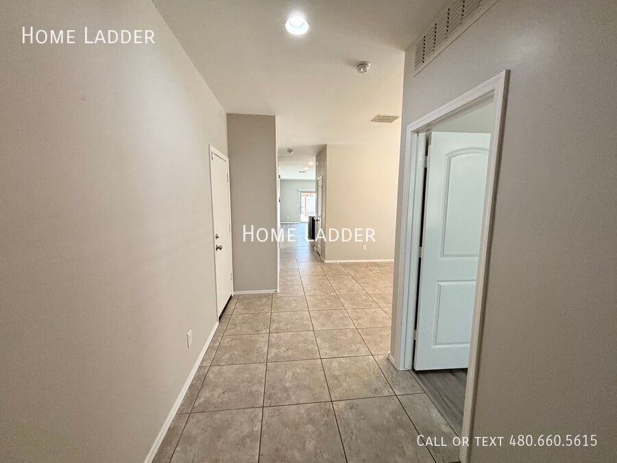 10453 E Cliffrose Ln - Photo 4 of 37