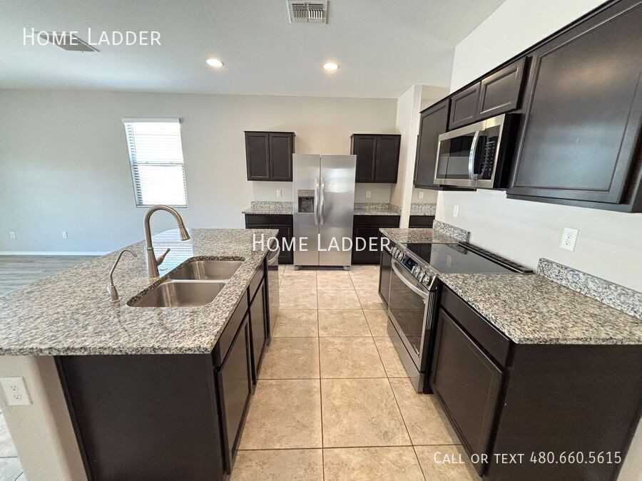 10453 E Cliffrose Ln - Photo 2 of 36