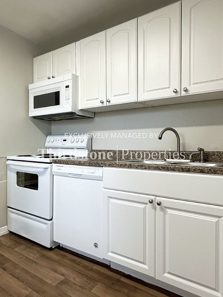2406 Lamee Ave - Photo 4 of 21