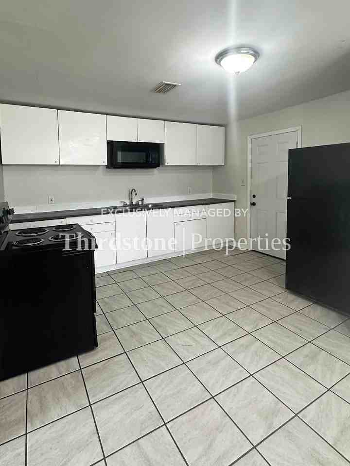 1173 W 27th St - Photo 4 of 26