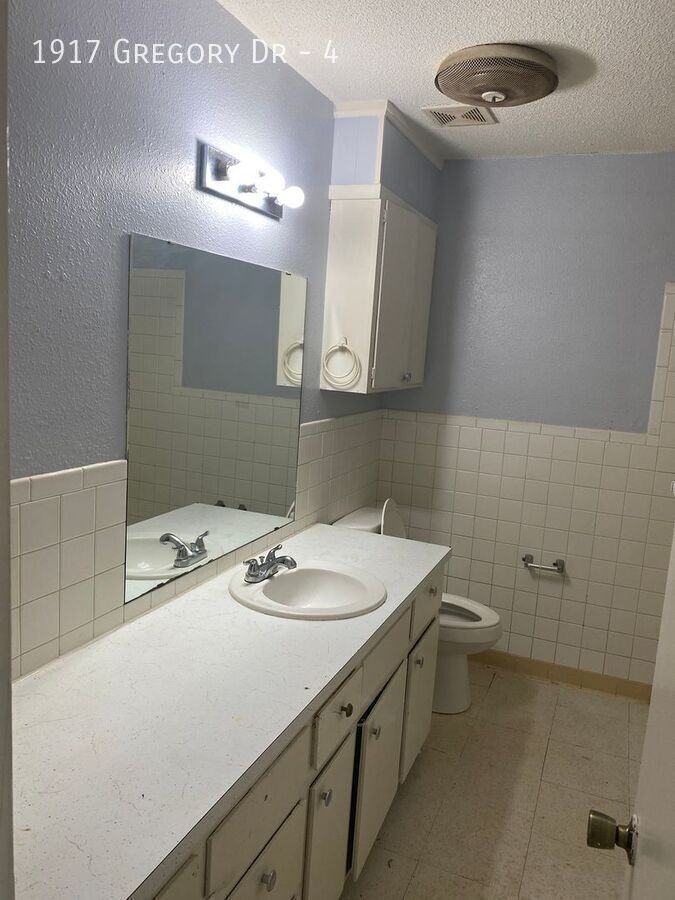1917 Gregory Dr #4 - Photo 3 of 6