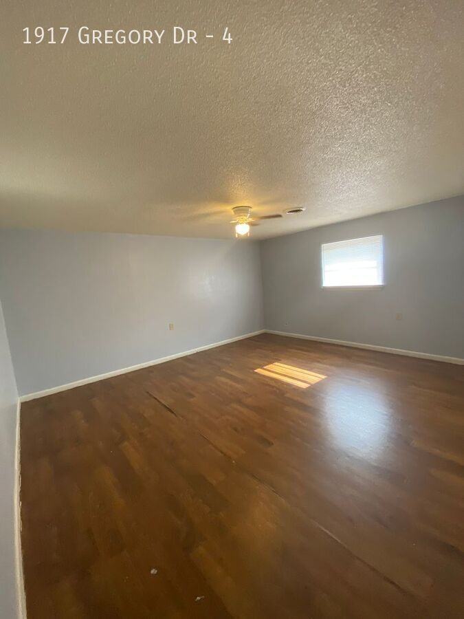 1917 Gregory Dr #4 - Photo 4 of 6
