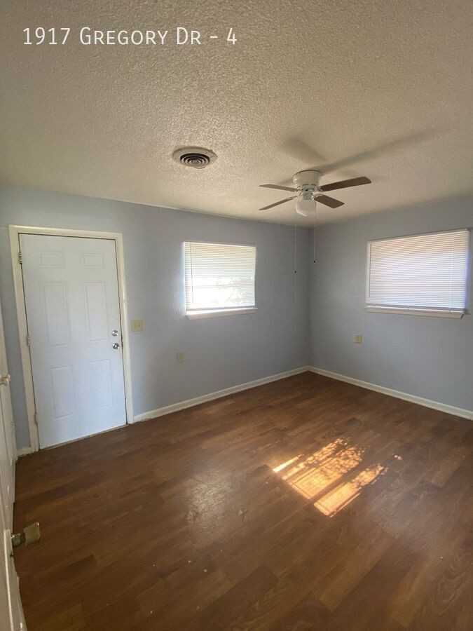 1917 Gregory Dr #4 - Photo 5 of 6