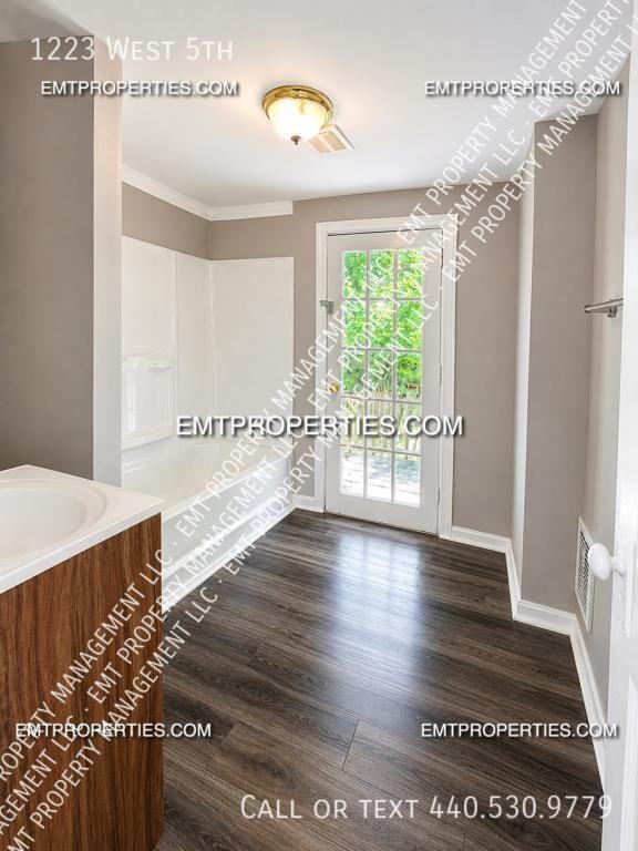 1223 W 5th St - Photo 3 of 9