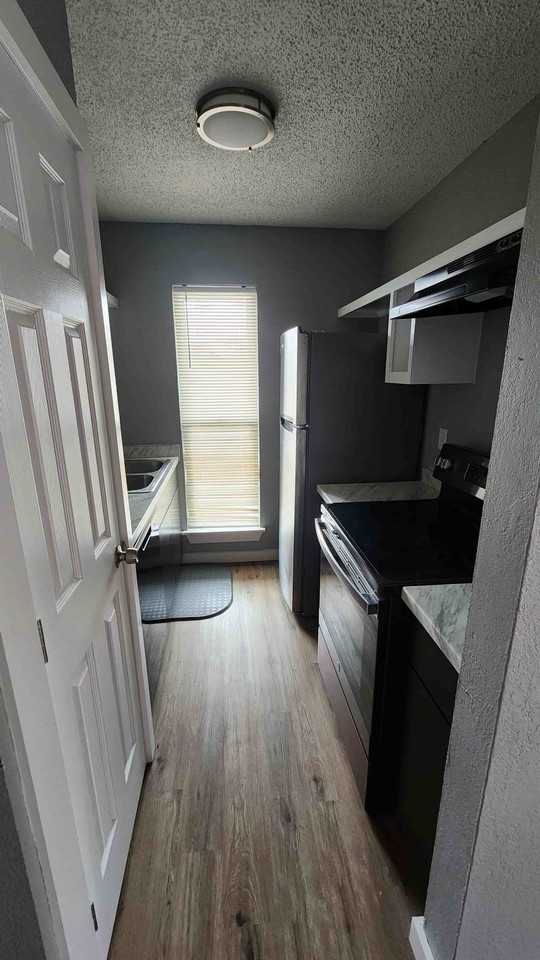 Charming Apartment for Rent 109 East Dean Ave - Photo 3 of 8
