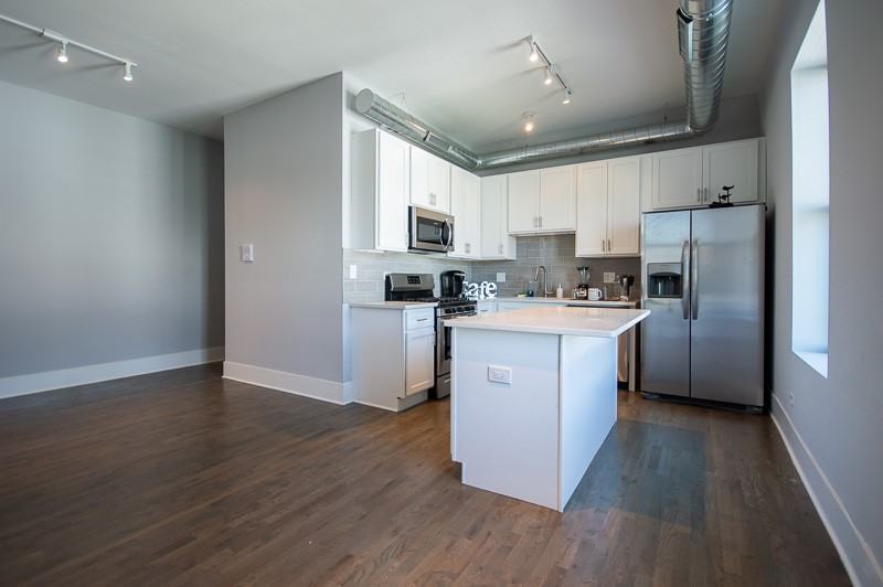 1044 W 18th St #3R - Photo 2 of 5